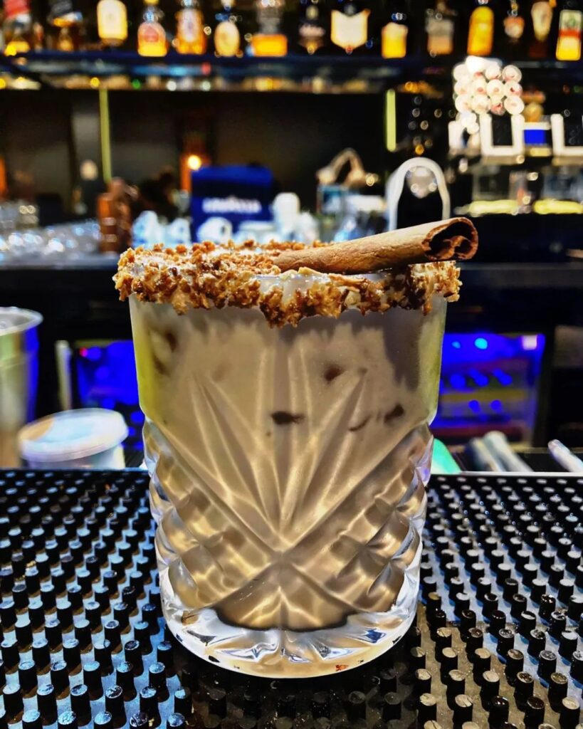 Exotica 精品酒店 Exotica 酒吧内一杯巧克力冰淇淋的特写镜头，背景为柔和的蓝色灯光。